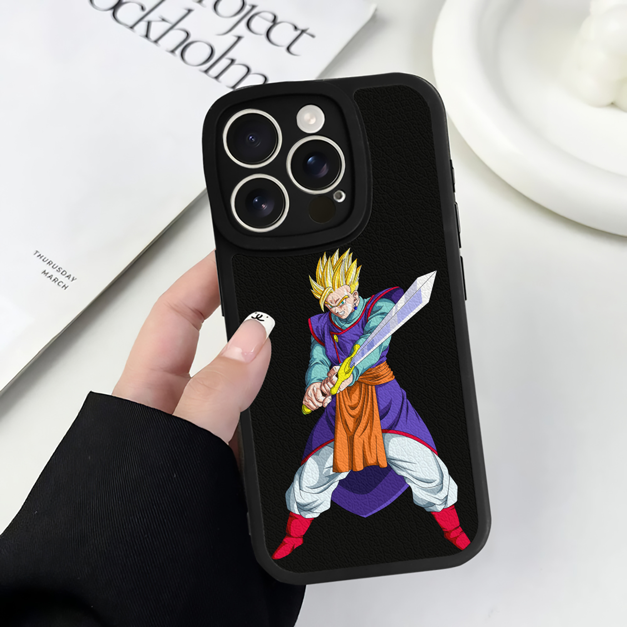 （画像用） ドラゴンボール 孫 悟飯（そんごはん）DRAGON BALL Son Gohan 【iPhone 16シリーズ対応】シリコンスマホケース（レザー調） 材質：シリコン